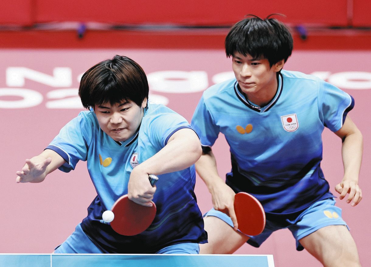 卓球男子ダブルス準決勝　中国ペアと対戦する松島輝空（左）、戸上隼輔組