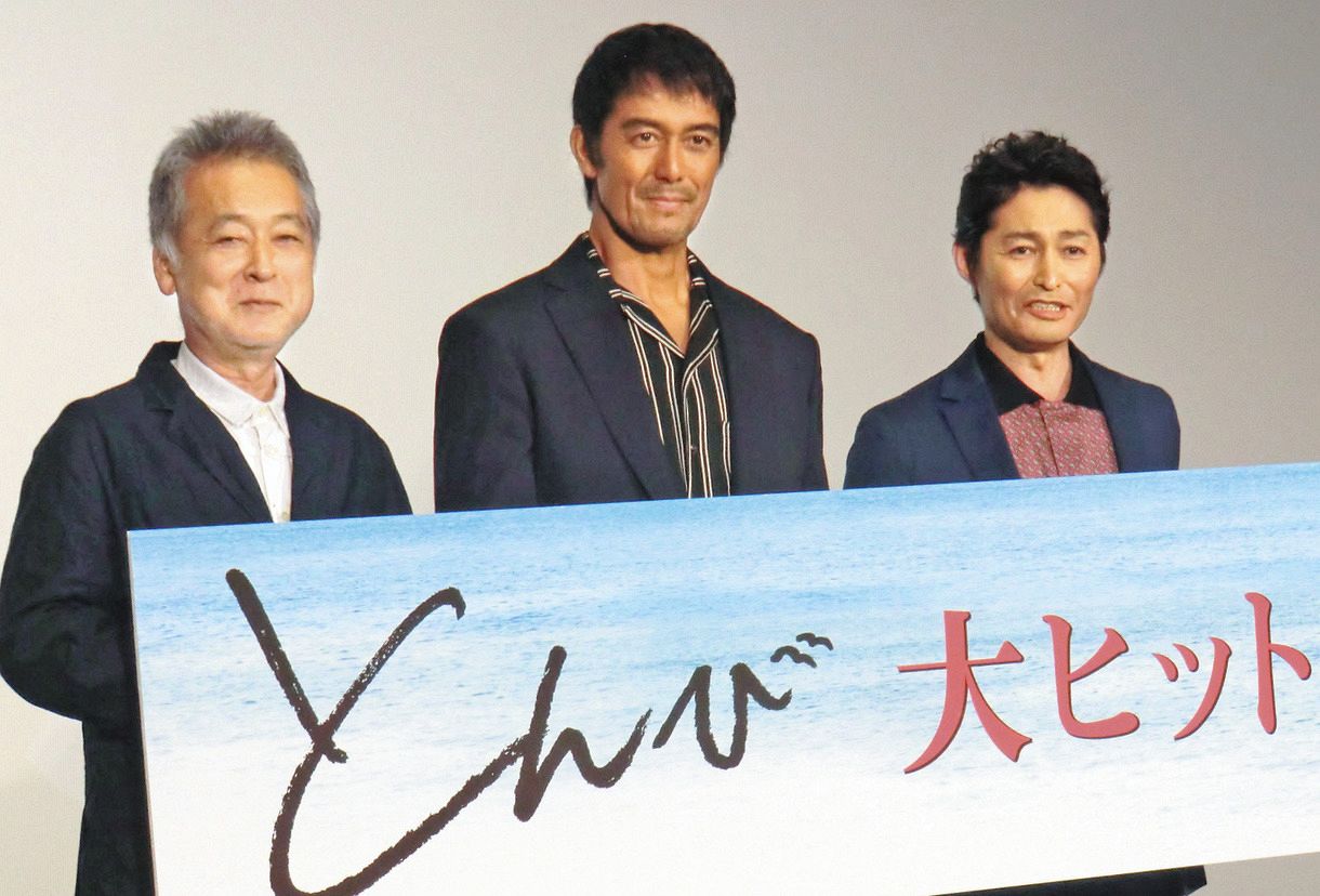公開御礼舞台あいさつに登壇した（左から）瀨々敬久監督、阿部寛、安田顕