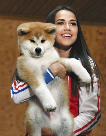 ２０１８年５月、贈呈された秋田犬の子犬を抱くアリーナ・ザギトワ＝モスクワで（共同）