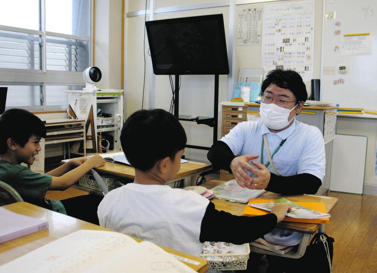 外国ルーツの子供たちに日本語を教える浅野ファブリシオさん（右）＝愛知県西尾市で
