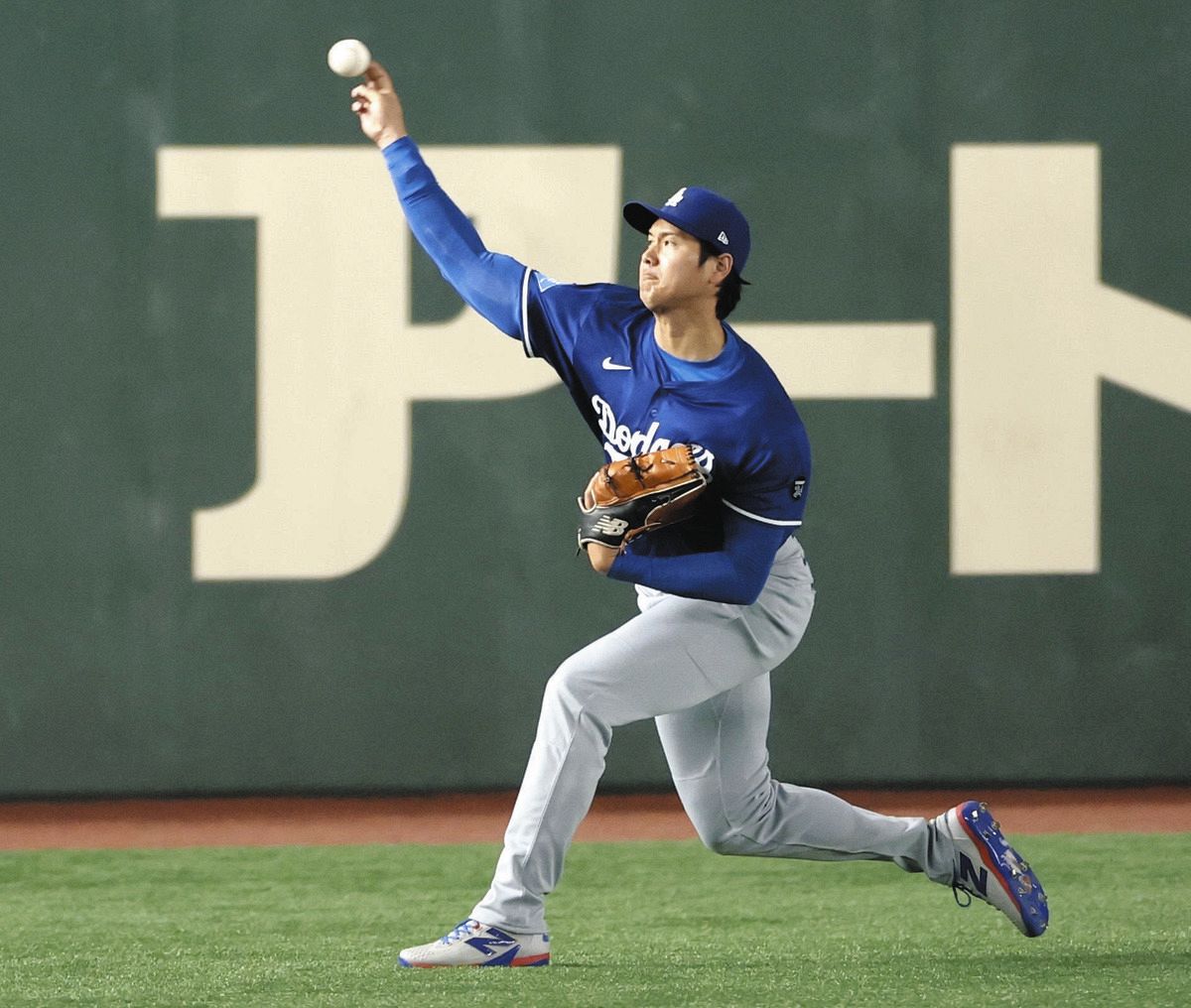 大谷翔平のファンサービスにスタンド沸く、試合前練習、引き上げる際に