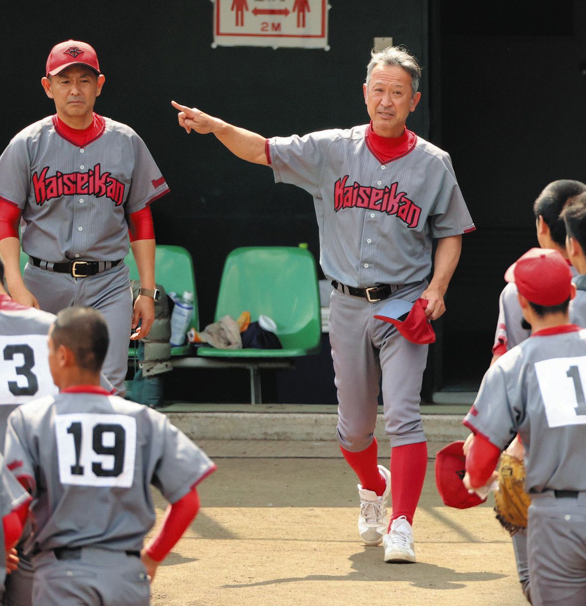 春季高校野球東海大会で優勝し、整列を終えた浜松開誠館ナインに指示を出す佐野監督（右）