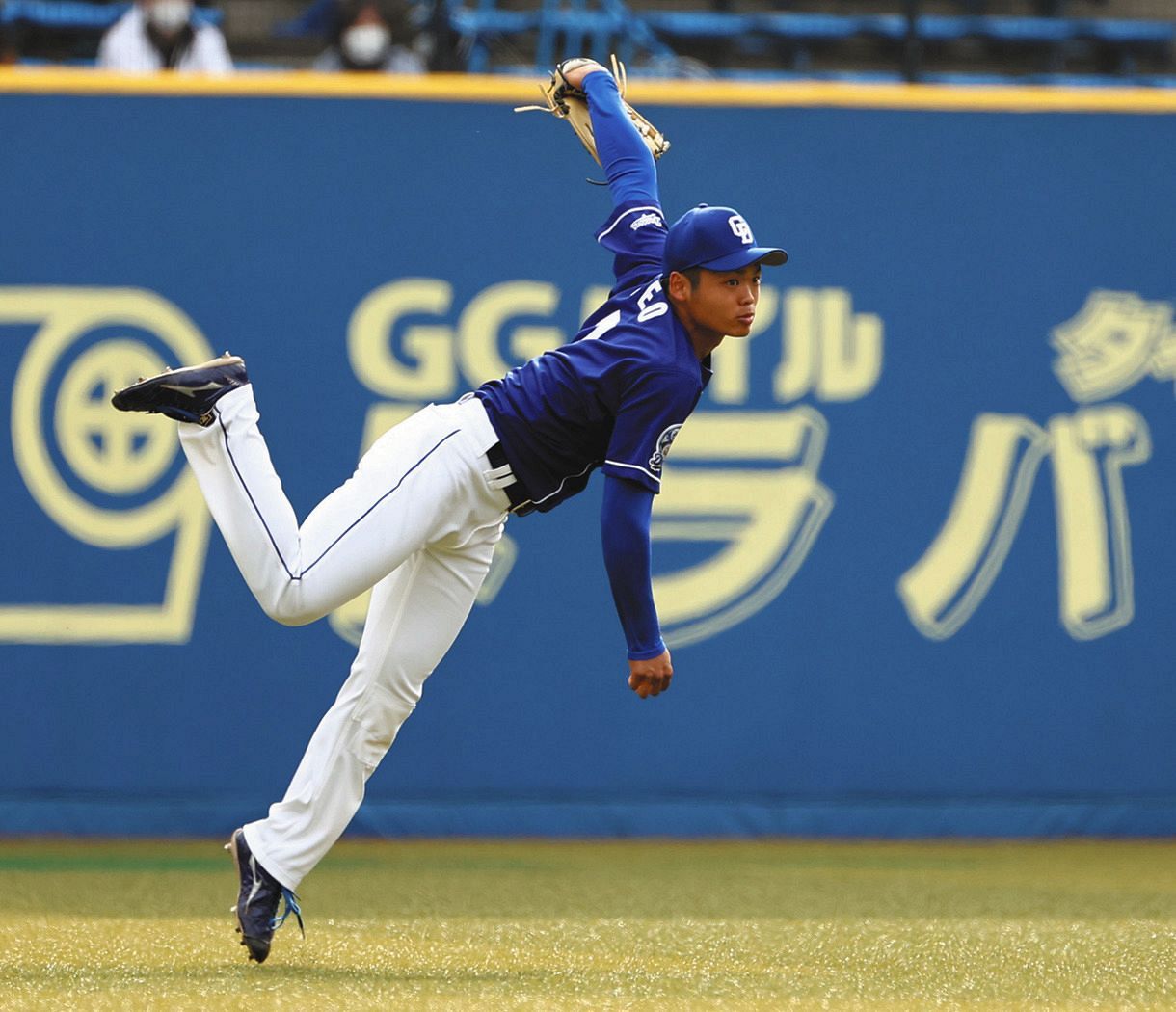 中日 根尾 強肩で開幕スタメンアピール 1死二 三塁から左飛を捕球し迷わず本塁へ 三塁走者刺しピンチ救う 中日スポーツ 東京中日スポーツ 中日 根尾 強肩で開幕スタメンアピール 1死二 三塁から左飛を捕球し迷わず本塁へ 三塁走者刺しピンチ救う 中日スポーツ 東京中日スポーツ