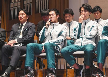 箱根駅伝に向けた記者会見で質問に答える青学大の鈴木塁人選手（前列左から2人目）。同端は原晋監督