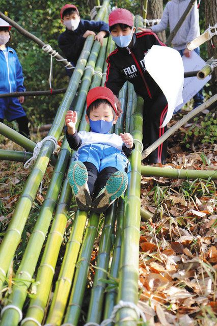 竹にロープ縛って手作り遊具９種類 可児 南帷子小児童 わんぱく山 に 中日新聞web