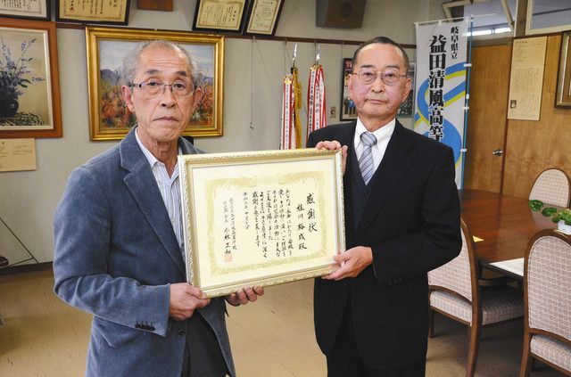 感謝状を受け取った幾郎さん（左）と小林さん＝下呂市萩原町の益田清風高で
