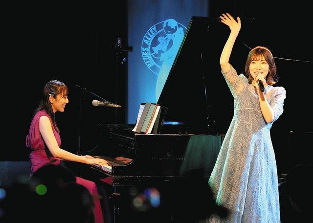 ピアノ演奏する松井咲子（左）と岩佐美咲