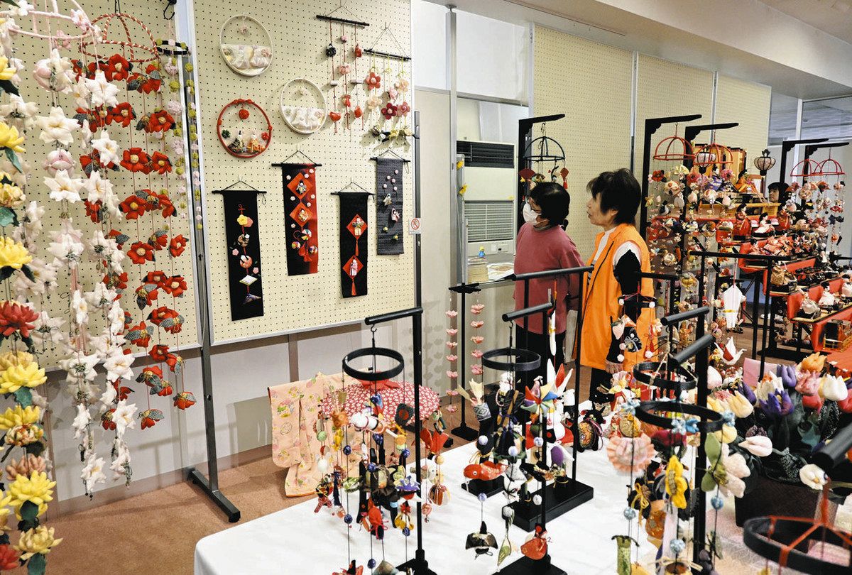 ひな人形など150点展示 坂祝町ふるさと館「七段飾りと季節のつるし飾り