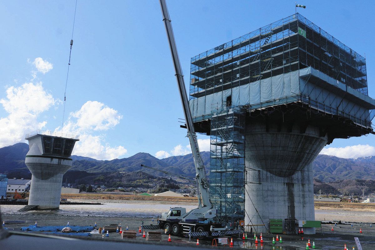 リニアの橋りょうの建設が進む工事現場＝喬木村で

