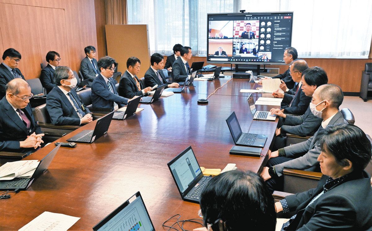 県駅周辺の地域活性化策などで意見交換した会議＝27日、県庁で
