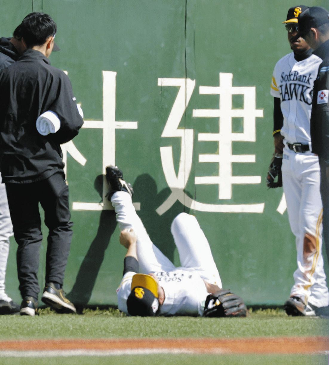 ◇ソフトバンク・栗原陵矢、フェンスに激突し担架で退場【写真複数