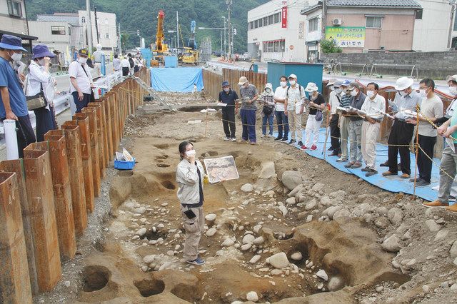 鍛冶関連遺構について、工房跡に立って説明する秋山さん＝勝山市の袋田遺跡で 