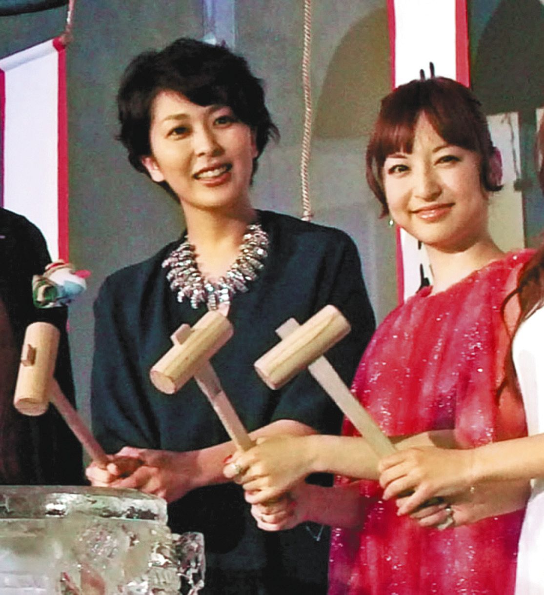 「アナと雪の女王」のイベントに出席した松たか子（左）と神田沙也加さん＝１４年３月