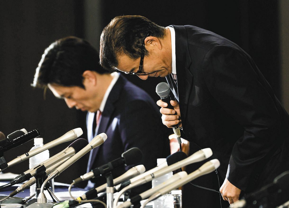 写真 否決され会見で頭を下げる松井市長と吉村知事 中日スポーツ 東京中日スポーツ