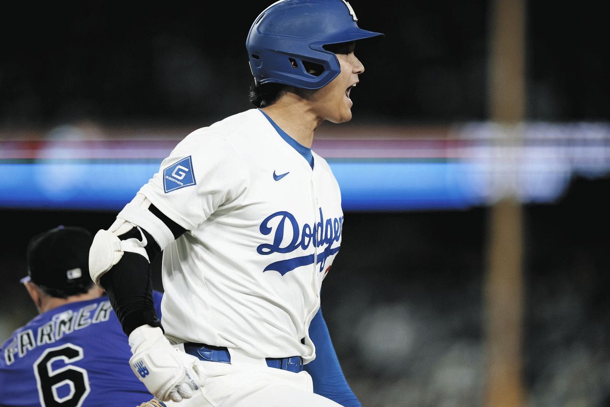 正規品 大谷翔平「二刀流」バブルヘッド 投手打者 2018 足の一部が外れてます 大谷翔平の二刀流ボブルヘッド人形、限定720個がわずか2日で