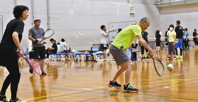 幅広い年齢層が汗流す 岐阜でミニテニス交流祭：中日新聞Web