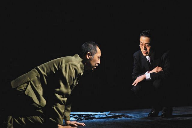 弁護士の上室(西尾友樹)(左)に心情を問われる松井(林竜三)=池村隆司撮影