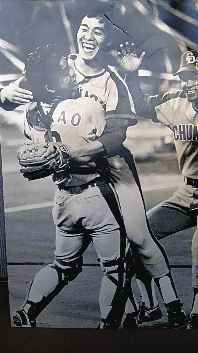 小松と中尾が抱き合う1982年の優勝の瞬間のパネル