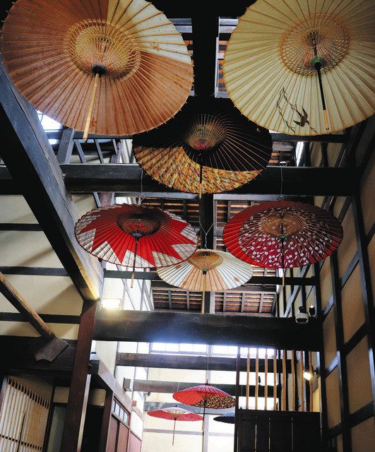 赤や紫… 和傘咲く 湯涌江戸村で企画展:北陸中日新聞Web 赤や紫… 和傘咲く 湯涌江戸村で企画展:北陸中日新聞Web