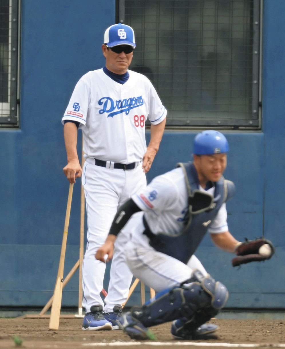 弱いチームは練習するのみ」片岡篤史2軍監督が初の休日返上トレ「いい