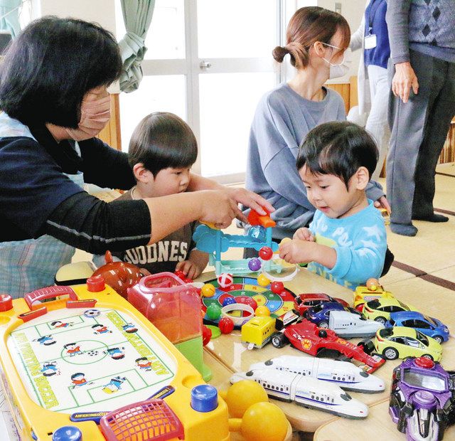 寄贈されたおもちゃで遊ぶ園児＝小浜市国富保育園で 
