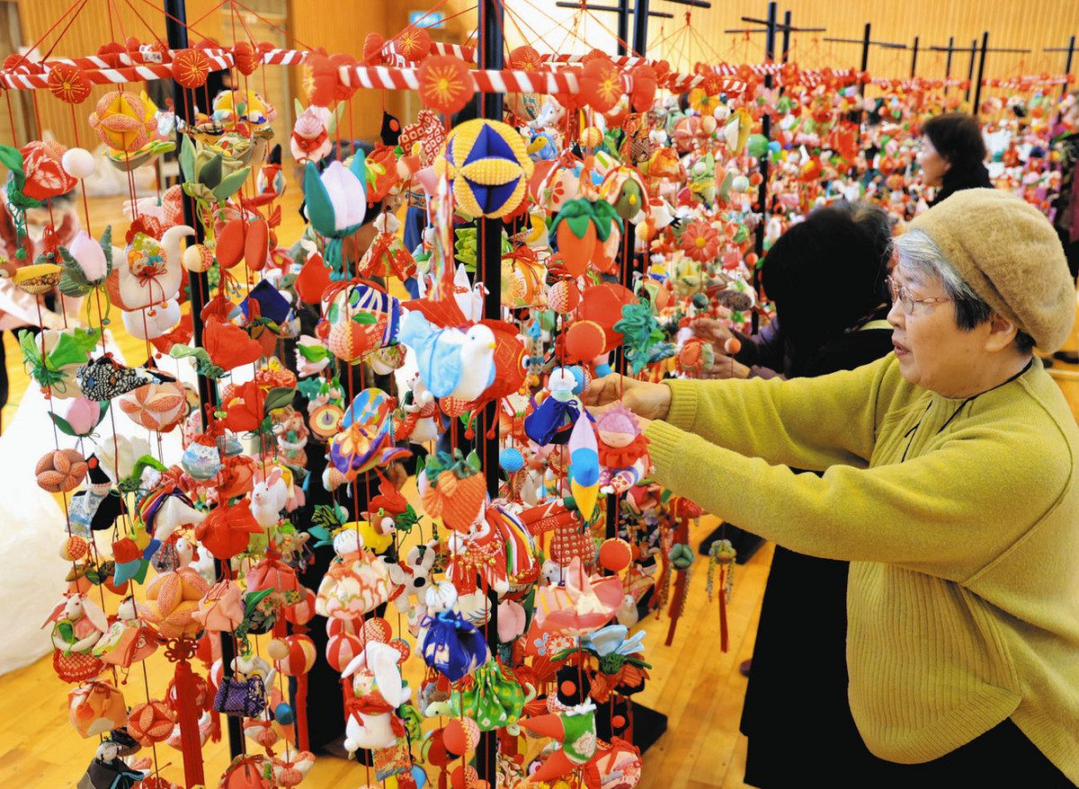 つるし飾りが会場を明るく彩る 2月3日から、大治「雅の会」が名古屋で