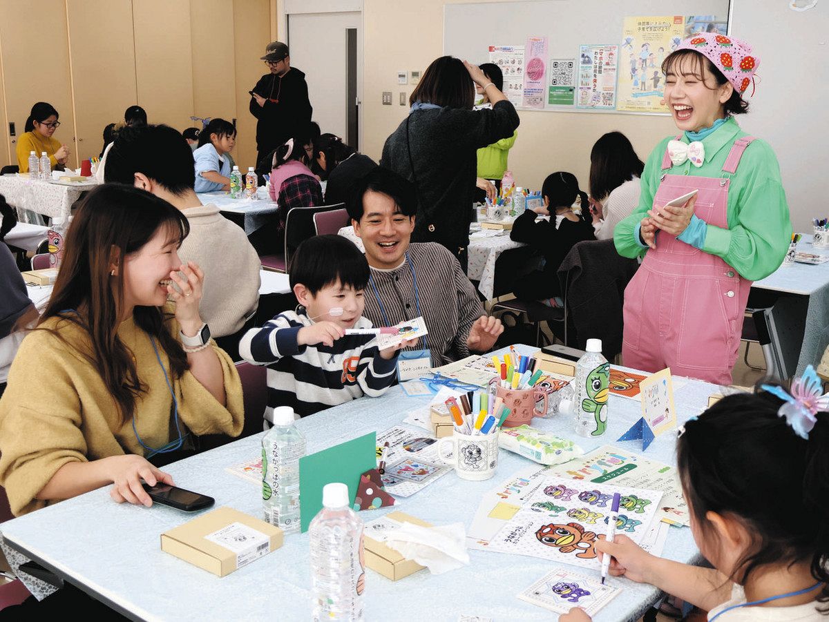 小野さん（右）と交流しながら絵付けを楽しむ参加者＝多治見市役所駅北庁舎で

