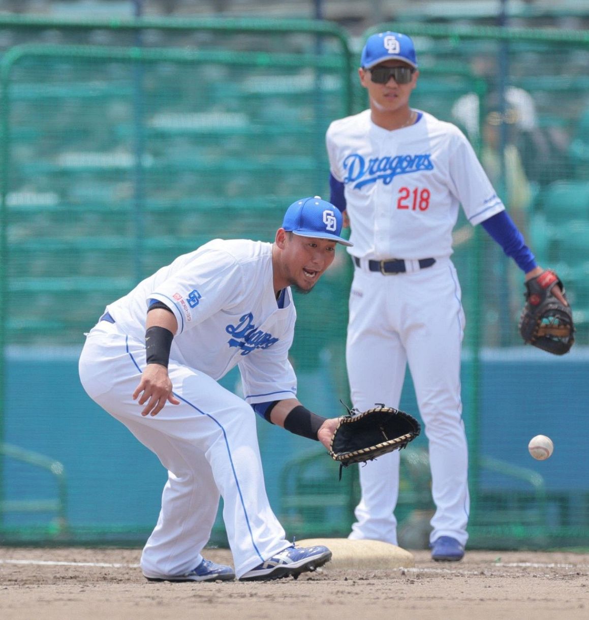 中日ドラゴンズ　中田翔　実使用　キャップ 中田翔 中日ドラゴンズ TOPPS 206 カード40/75 - メルカリ
