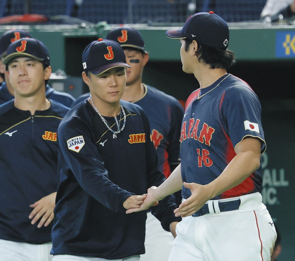 WBC】侍ジャパン・山本由伸、ナイン先導しスタンドに一礼 不本意な降板