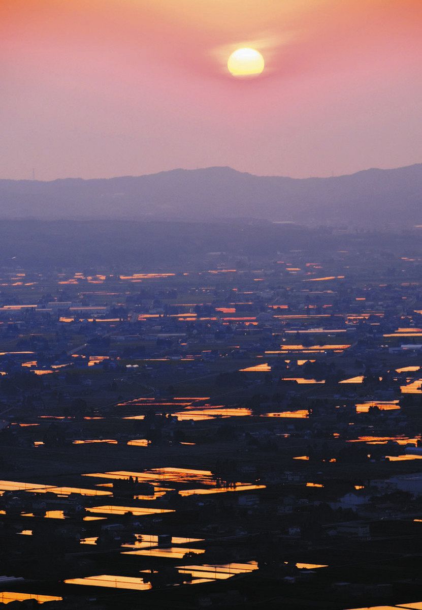 散居村 水鏡の夕景 砺波・鉢伏山：北陸中日新聞Web