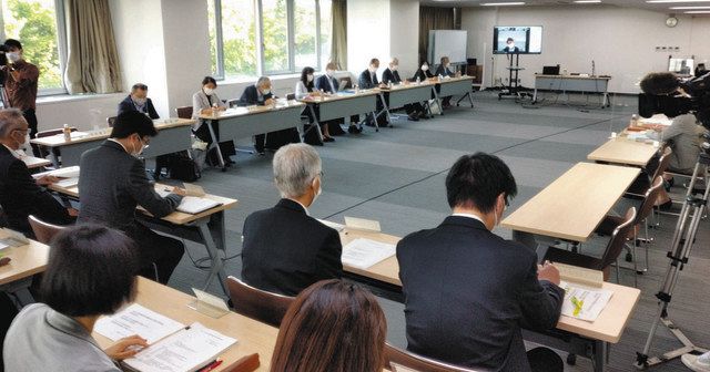 児童相談所の機能強化を話し合う委員ら＝富山市の県民会館で 