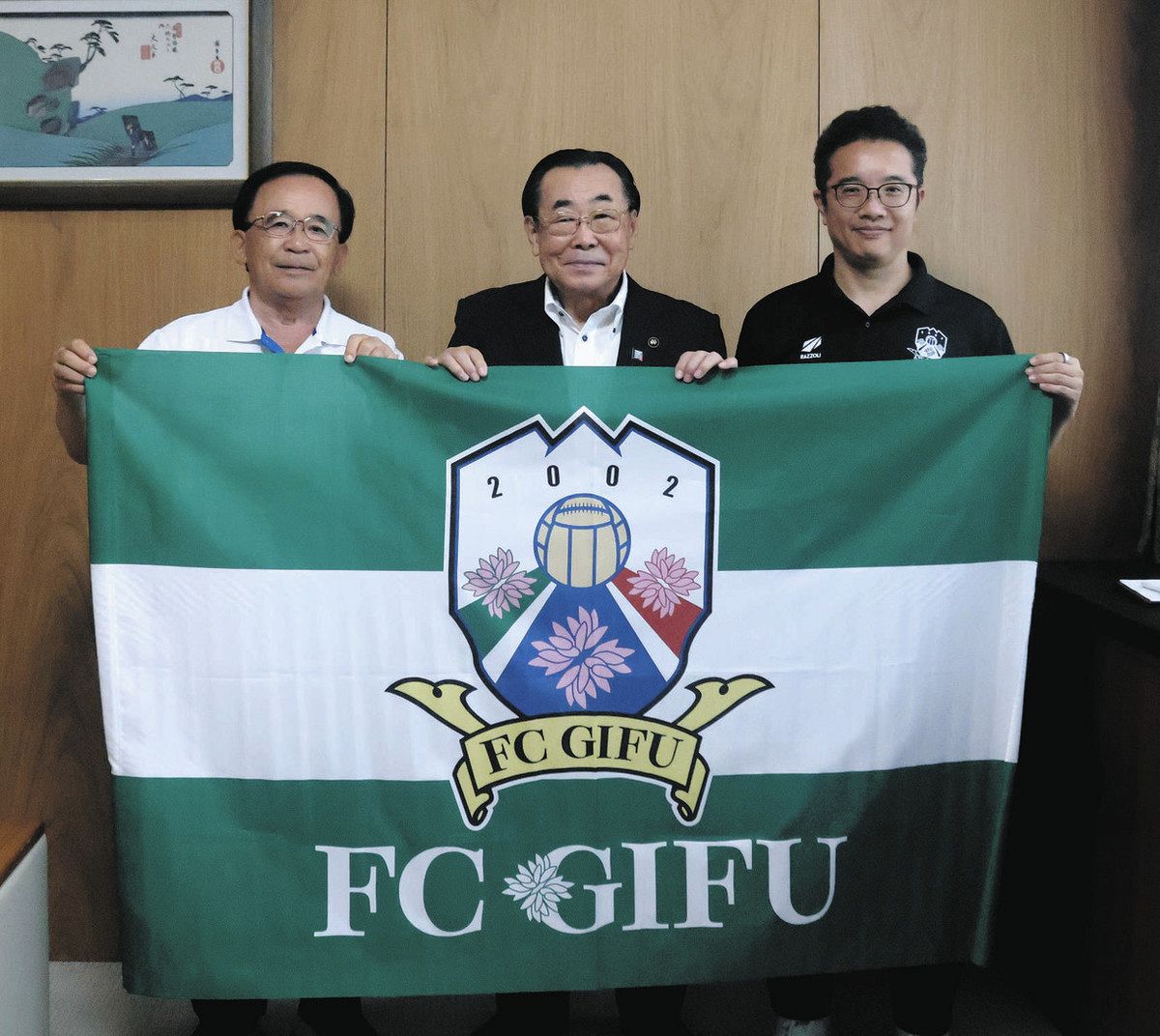水野市長（中）を表敬訪問したFC岐阜の宮島副社長（右）、宮田相談役＝瑞浪市役所で
