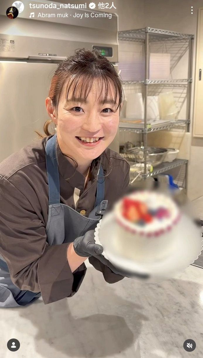 ケーキ作りに励む角田夏実