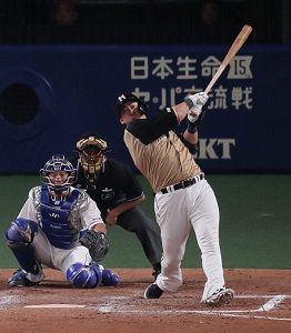 ６月２１日の中日戦（ナゴヤドーム）で左中間に本塁打を放つ日本ハム・中田（小沢徹撮影）