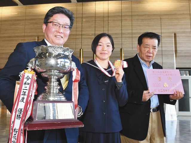 桜花学園高 バスケ ウインターカップ連覇喜び 選手ら中日新聞社で報告 中日新聞web