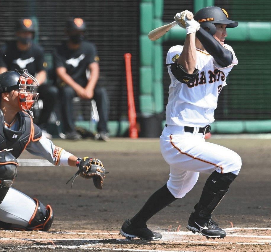 巨人 ｆａ戦士 梶谷隆幸がいきなり自慢の足を披露 初の紅白戦で二盗成功 カジサカマル初共演 中日スポーツ 東京中日スポーツ