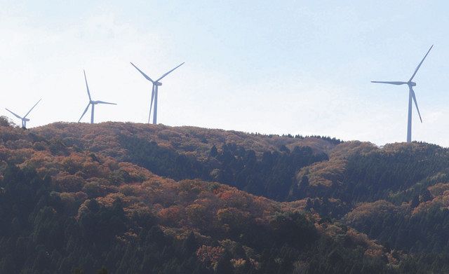 七尾市山間部で稼働する風力発電用の風車＝同市中島町で 