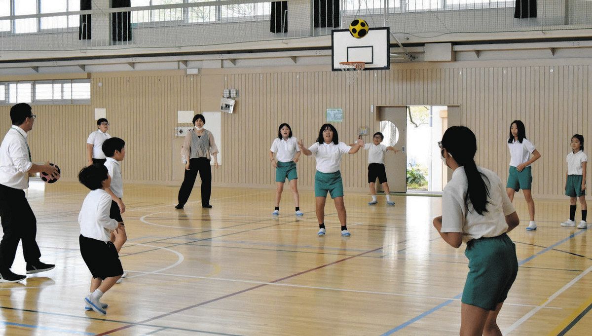 昼休みに体育館でボール遊びをする西荒屋小の子どもたち＝1日、石川県内灘町鶴ケ丘小で
