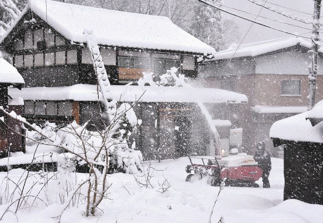 初雪 県内北部中心に大雪 彦根で初雪、米原は21センチ観測：中日新聞Web