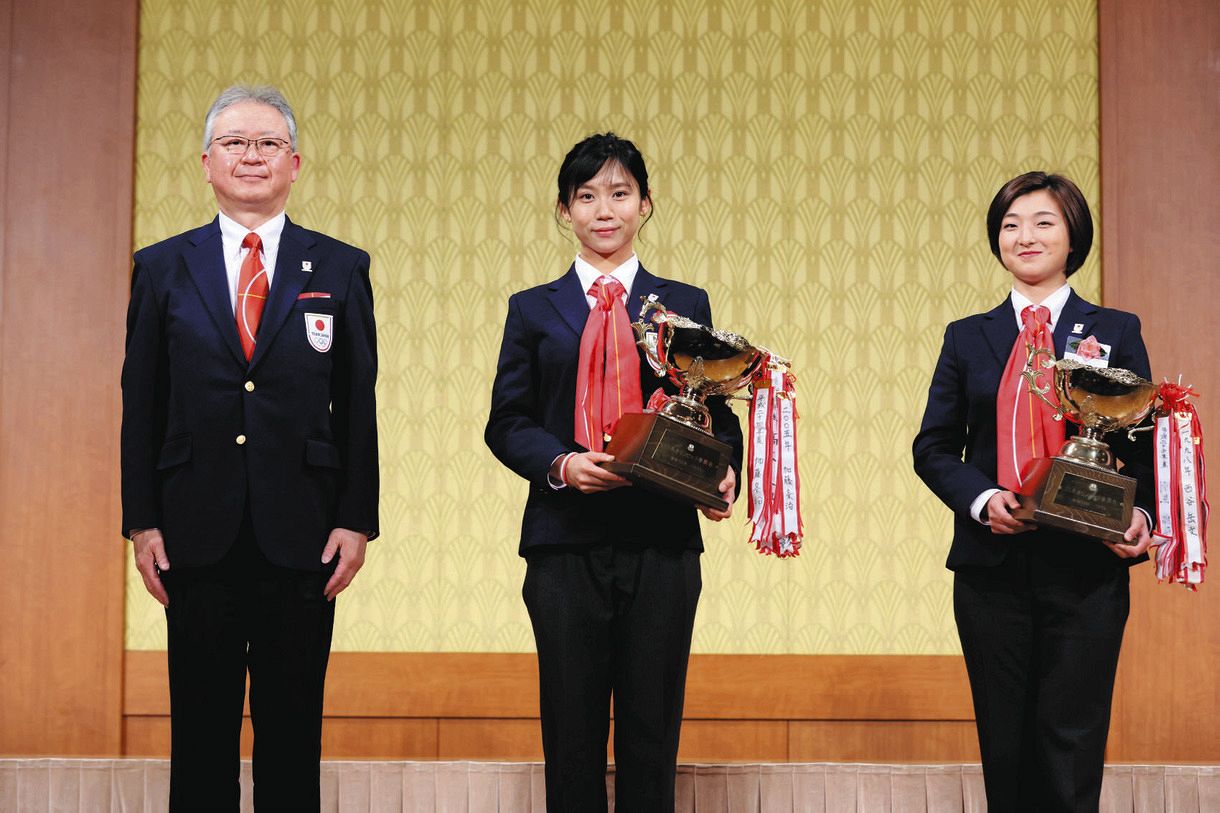 日本スケート連盟の令和３年度優秀選手表彰祝賀会でＪＯＣ杯を授与されたスピードスケート女子の高木美帆（中央）とフィギュアスケート女子の坂本花織（一番右）（写真：アフロスポーツ／ＪＳＦ）