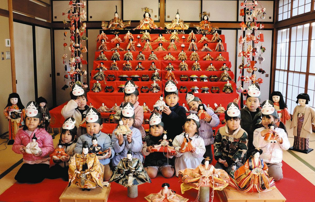 ひな人形700体 袋井・浅羽西コミュニティーセンターで展示：中日