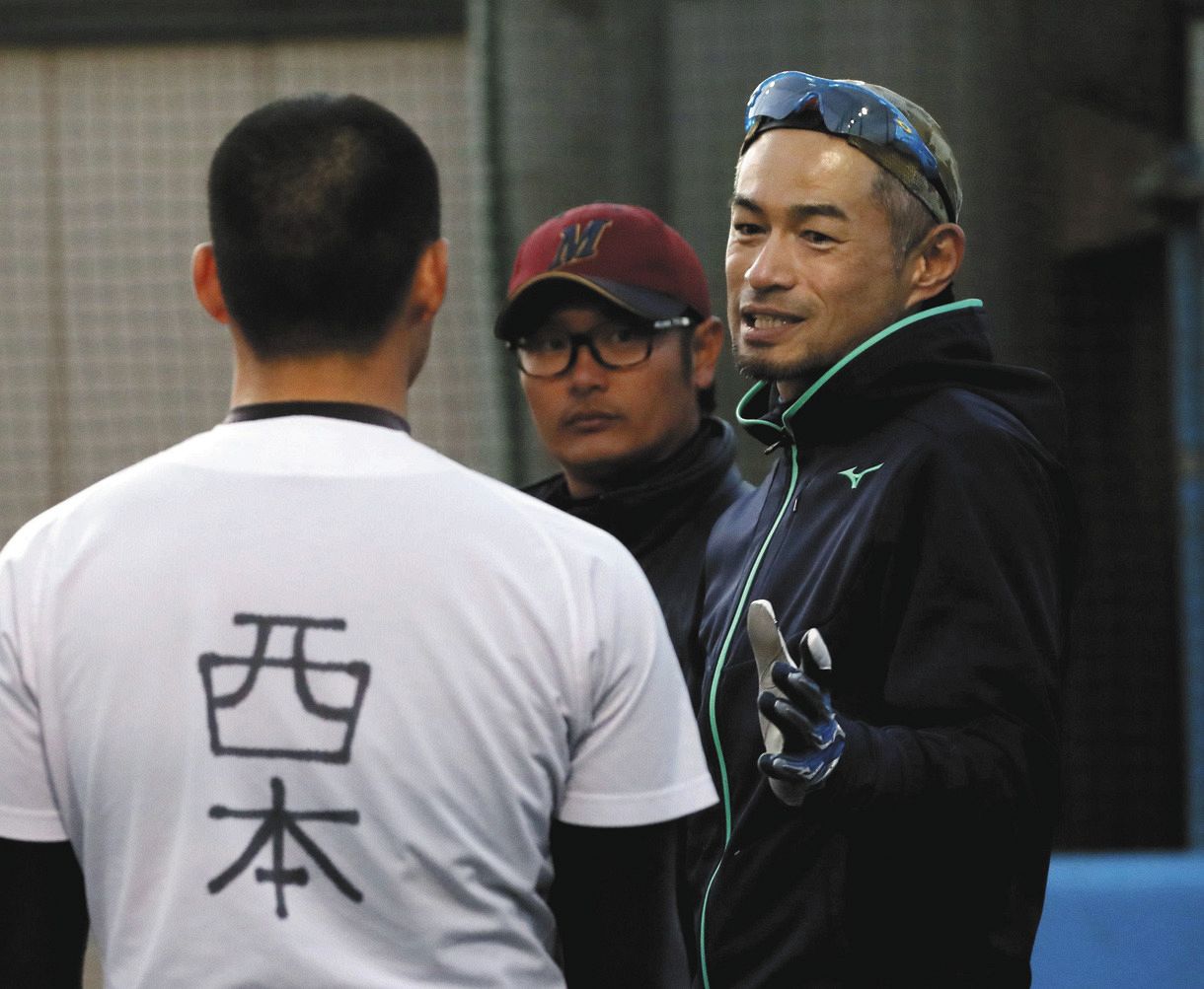 千葉明徳高を訪れ、選手を指導するイチローさん（代表撮影）