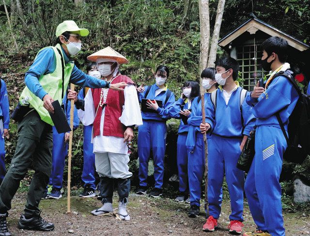 熊野古道・女鬼峠歩き歴史文化学ぶ 保存会の案内で多気中生：中日新聞Web