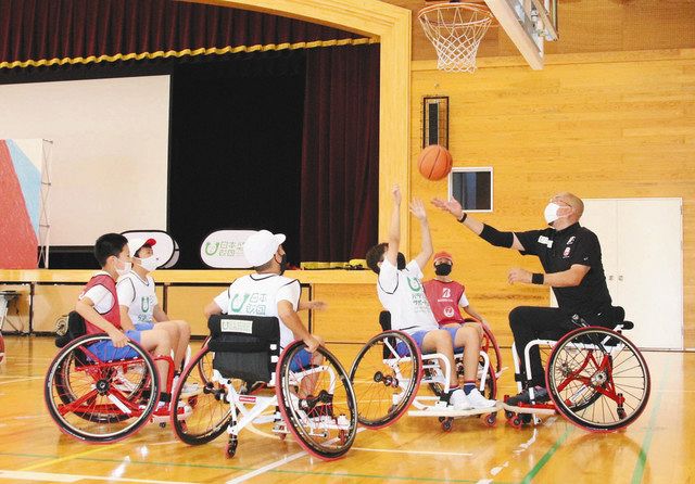 車いすバスケ パラ選手と挑戦 小松・芦城小 加藤正さん「夢を目標に 