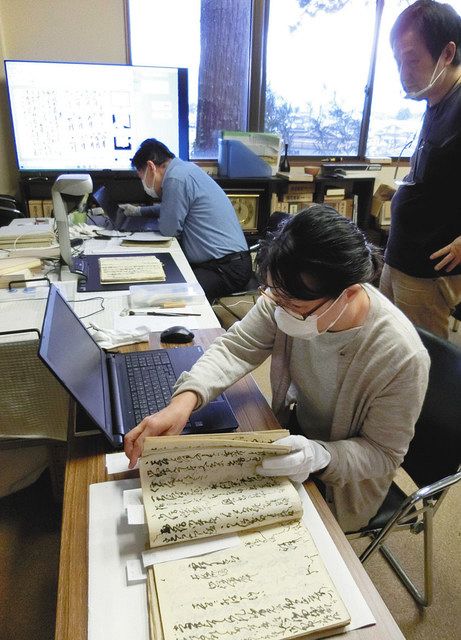 古文書をデジタル化する作業に当たる職員ら＝南砺市の善徳寺で 