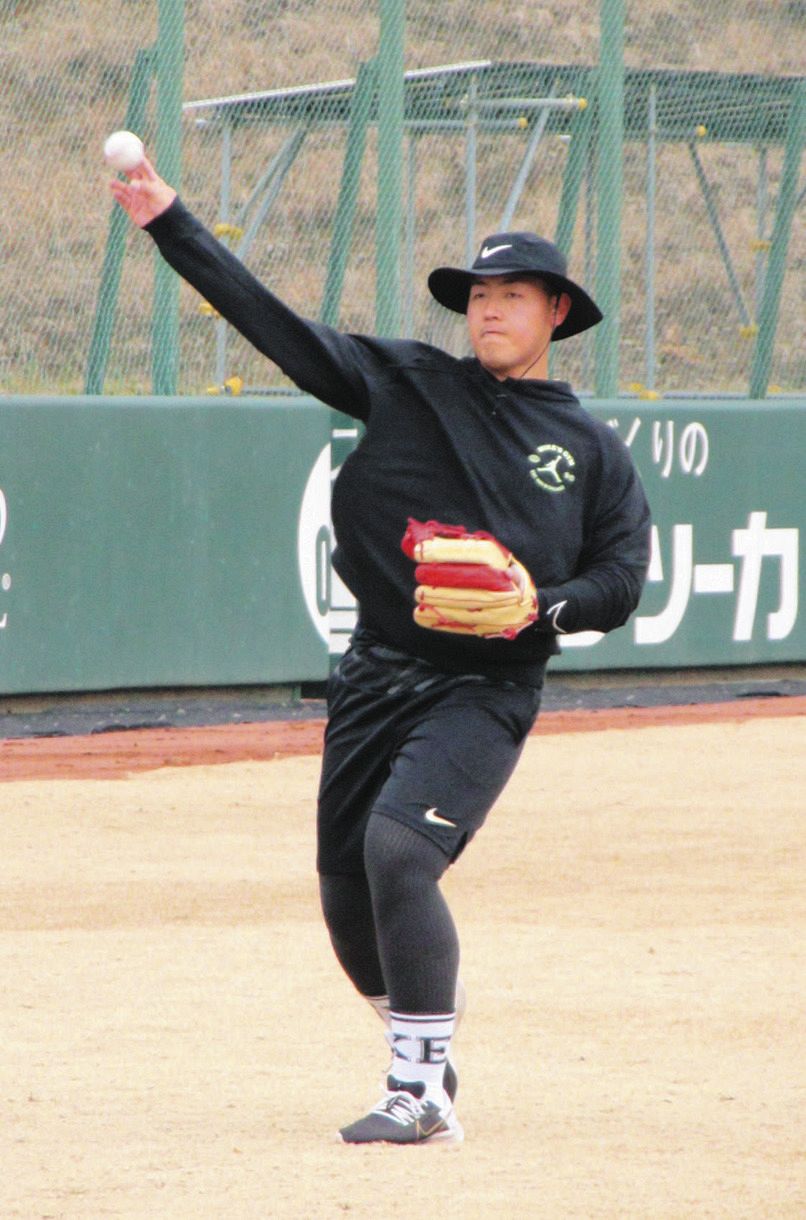 巨人】岡本和真が自主トレ公開、WBCでの一塁、外野にも意欲「WBCは 