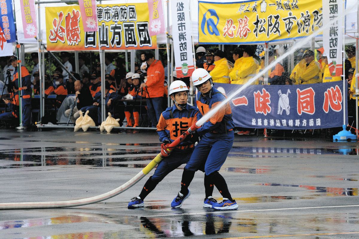 正確で迅速な放水 津市消防団V 鈴鹿で県消防操法大会のサムネイル