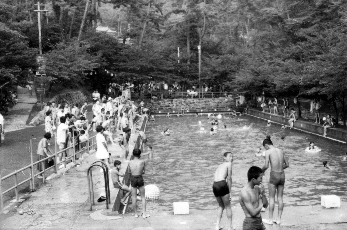 密集する煙突、川の水のプール 昭和の瀬戸、懐かしの写真展示