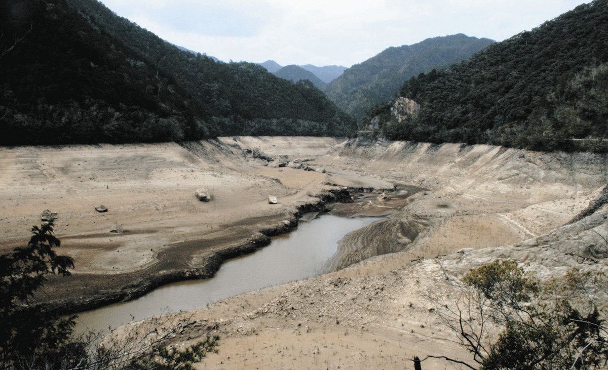 水源のダム枯渇寸前、谷底があらわに 愛知県の豊川用水、農家からも不安の声:中日新聞Web