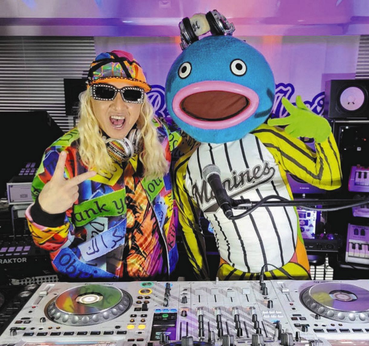 DJ KOO（左）と交流した謎の魚（ロッテ提供）